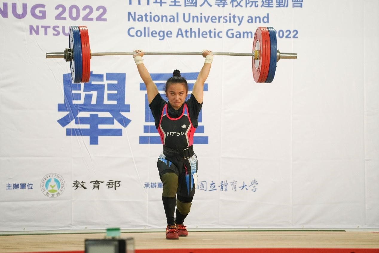 國立體大霸澤昂·依邦挺舉110公斤破大會與全國紀錄。（攝影 / 方芊筑）